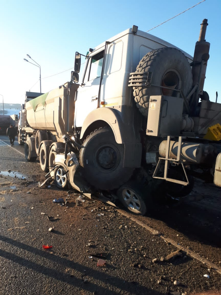 В Челябинской области фура раздавила легковушку – водитель погиб (1)