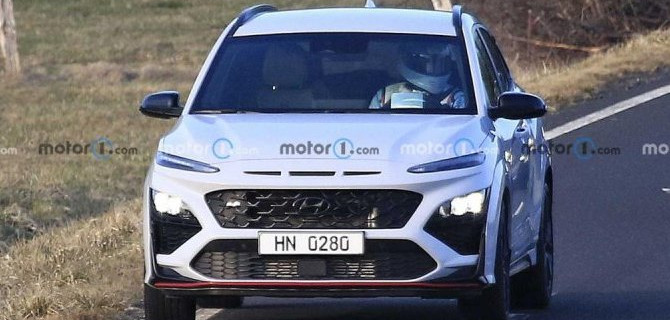 На дорогах появился «мул» кроссовера Hyundai Kona N