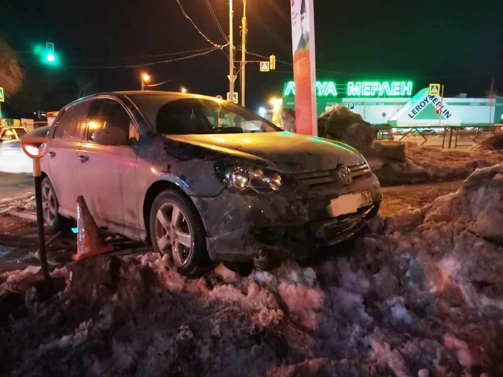 После ДТП в Самаре автомобиль сбил женщину (2)