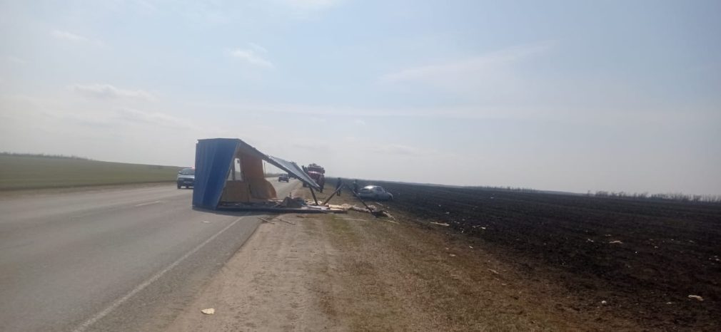 На Ставрополье на автомобиль прилетел унесенный ветром дом На Ставрополье на автомобиль прилетел унесенный ветром дом (1)