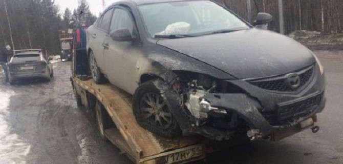 Под Оленегорском автомобиль врезался в столб