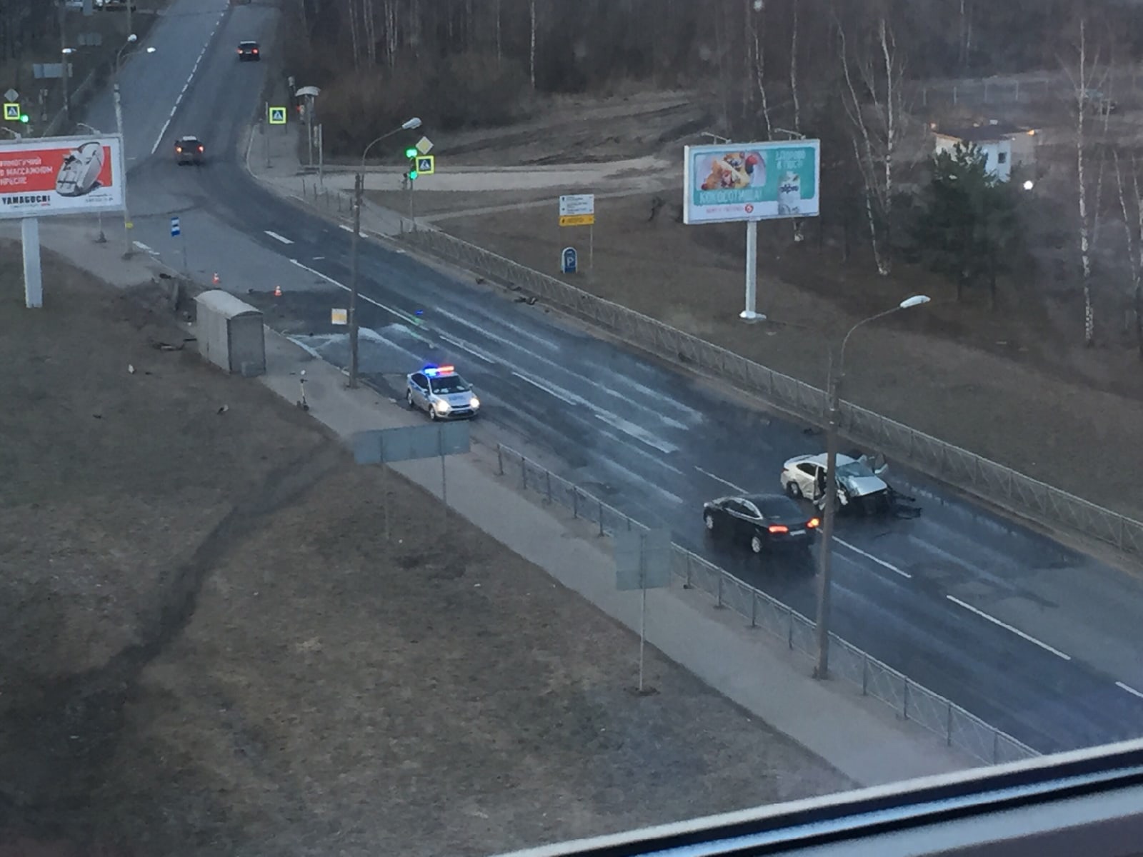 В Петербурге иномарка врезалась в столб – пострадали двое (3)