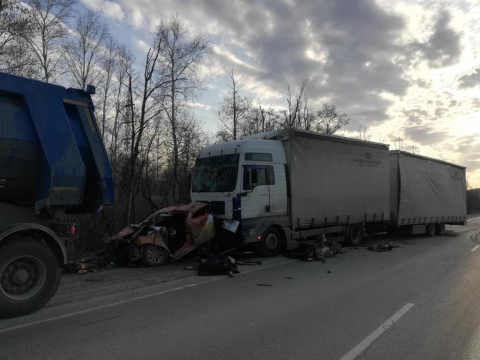 Водитель такси погиб в ДТП между двумя фурами под Миассом (1)