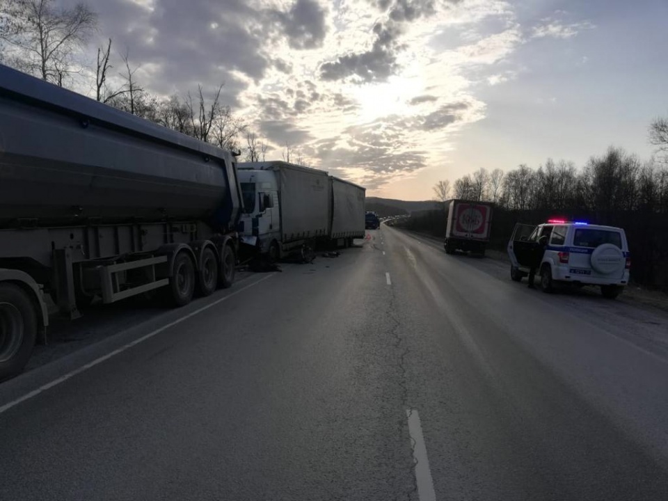 Водитель такси погиб в ДТП между двумя фурами под Миассом (3)