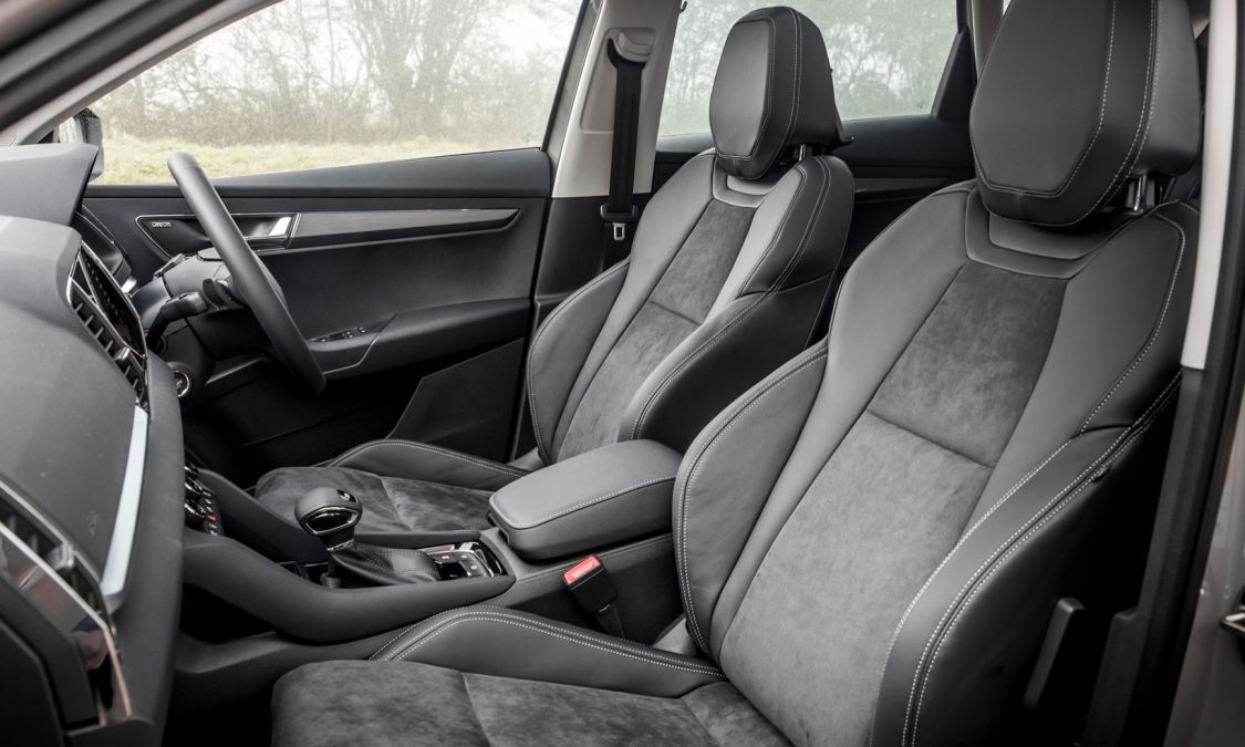 В России из-за проблем с обшивкой кресел отзываются кроссоверы Skoda Karoq карок 3