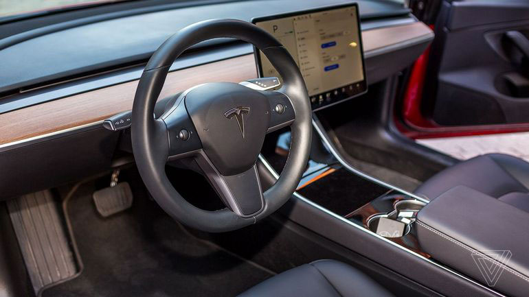 Автопилот Tesla может работать в пустой машине тесла 1