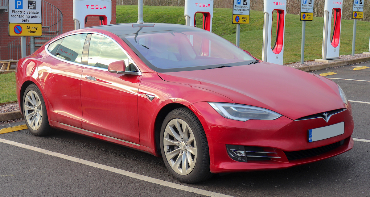 Tesla Model S на зарядке