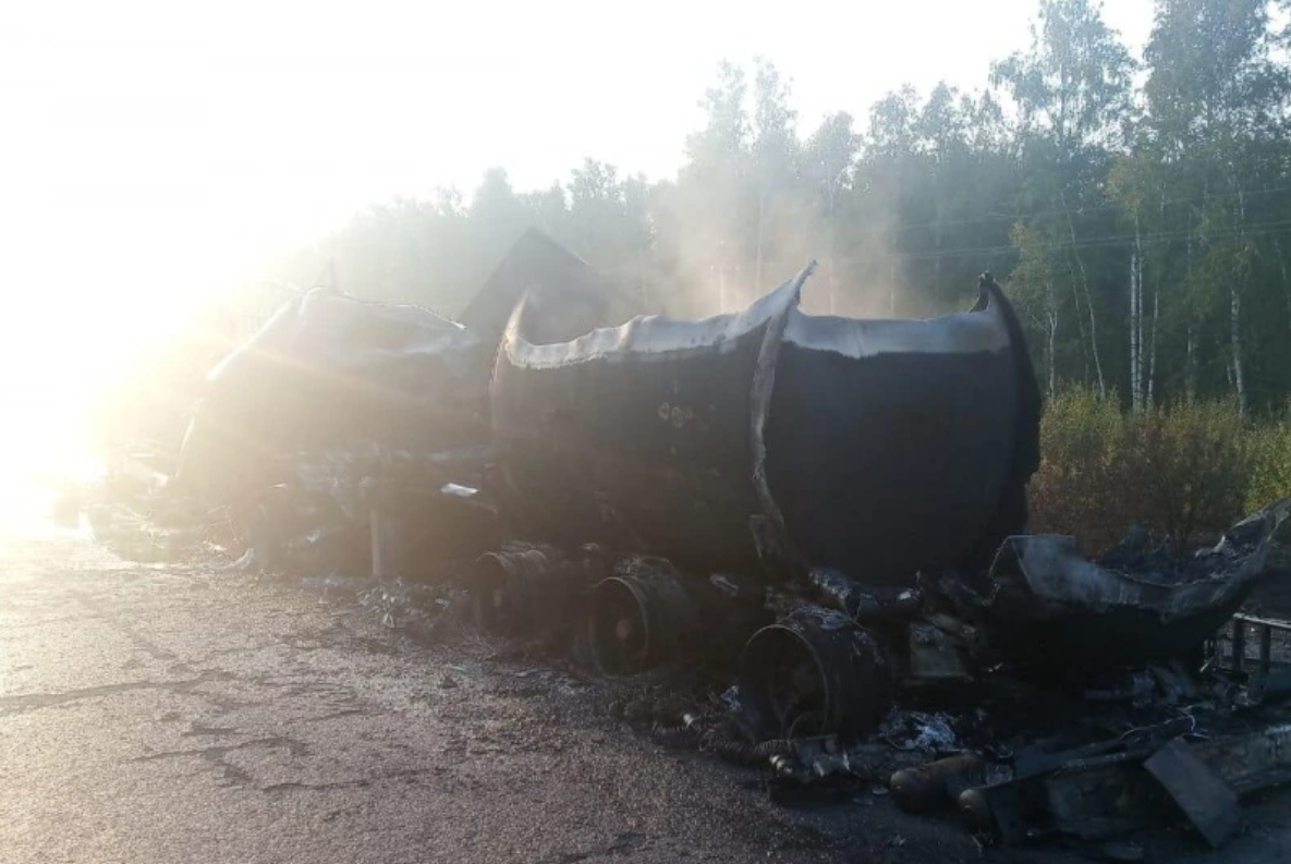 Тягач с горючим загорелся после массового ДТП в Курганской области