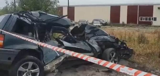 В ДТП под Сургутом погибли водитель и пассажир внедорожника, столкнувшегося с большегрузом
