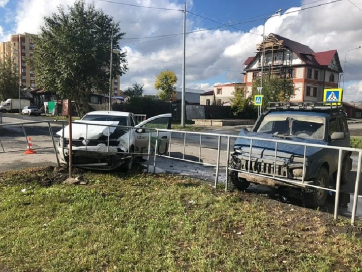 Двое взрослых и ребенок пострадали в ДТП с такси в Тюмени