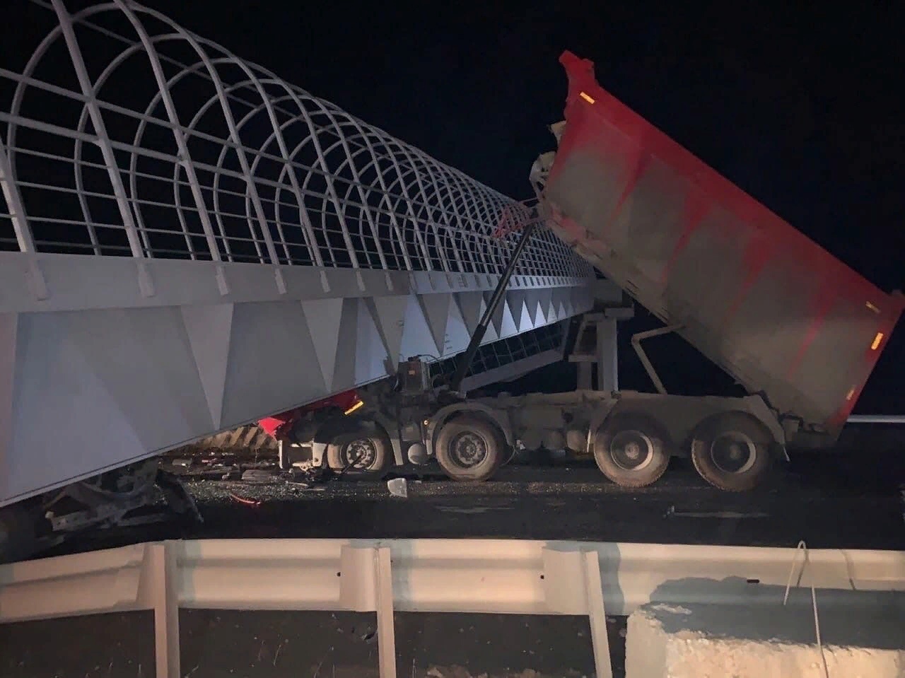 На трассе Пермь-Екатеринбург грузовик снёс надземеный переход — погиб он и водитель встречного автомобиля Грузовик снёс мост