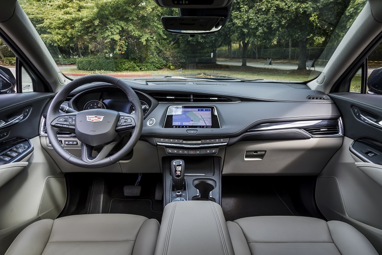 Панель приборов Cadillac ХТ4 2021 года