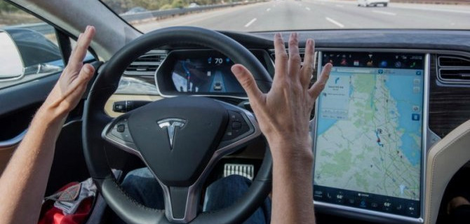 Фирма Tesla выявила проблемы в работе своего автопилота
