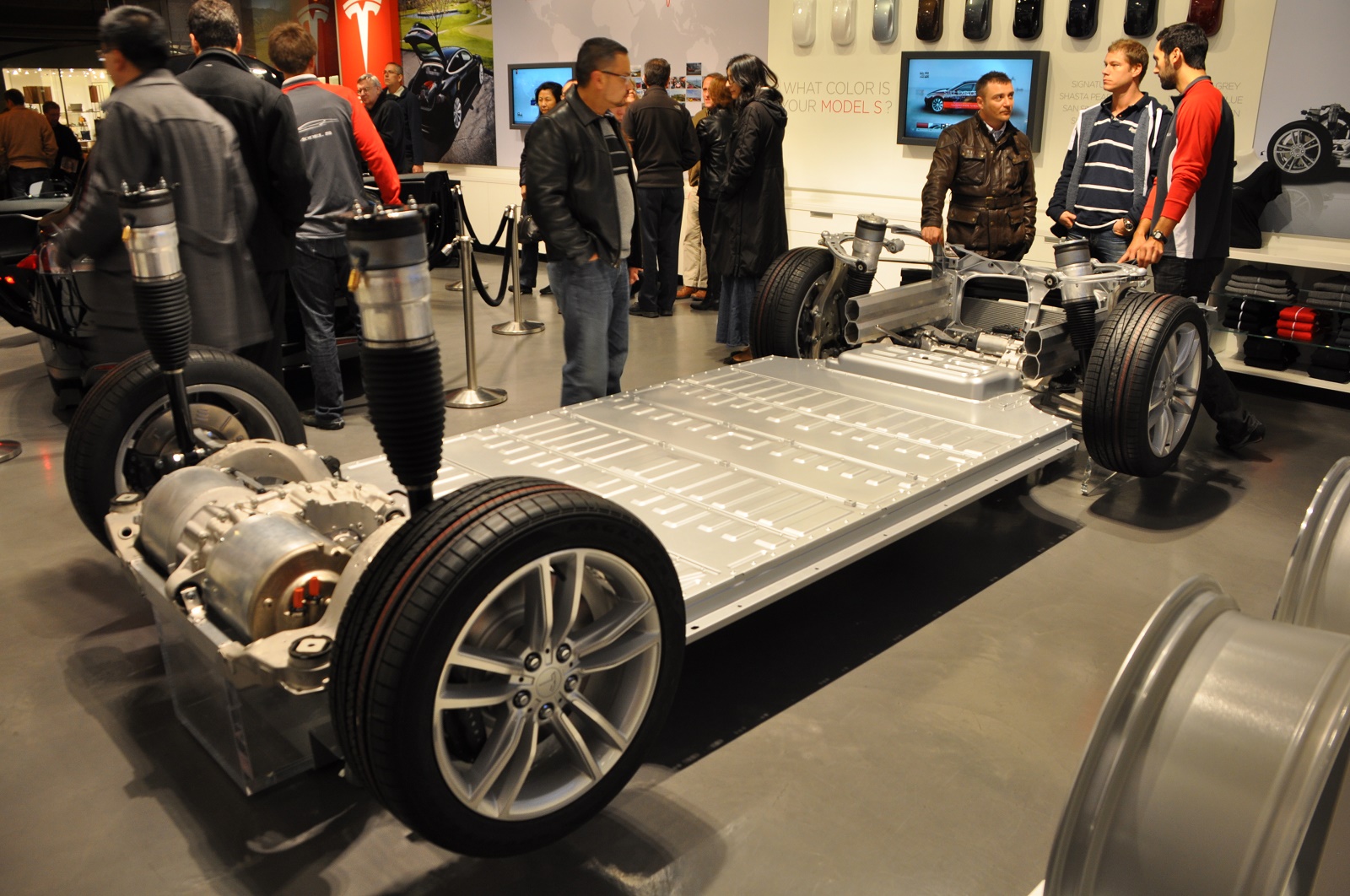 Tesla вновь повысила цены на свои электромобили тесла 1