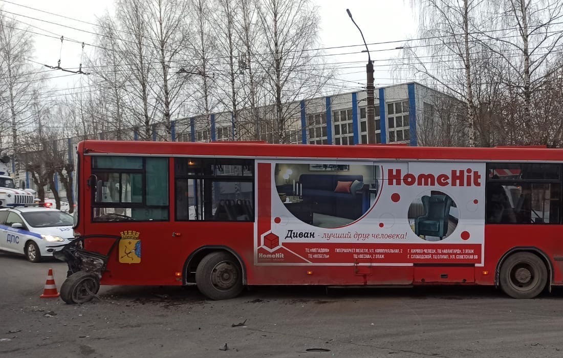 ДТП-с-автобусом-и-Мерседесом-в-Кирове-3