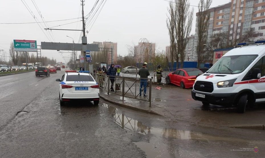 В Волгограде иномарка сбила женщину на тротуаре и врезалась в ограждение (3)