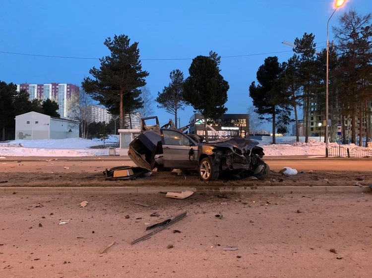 В Сургуте BMW врезался в столб – водитель погиб