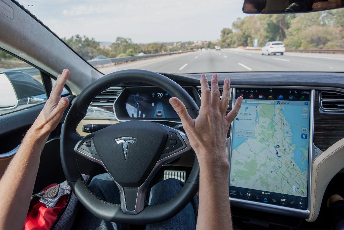 Фирма Tesla представила усовершенствованный автопилот тесла