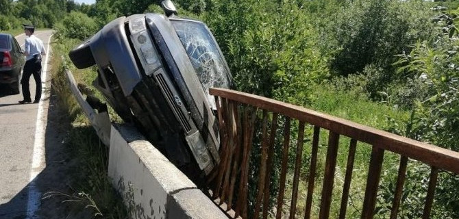 Под Тверью неловкого водителя "шестёрки" спасли кусты и ограждение моста