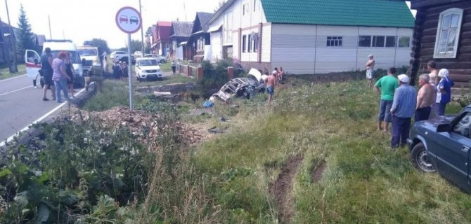 Два человека погибли при опрокидывании автомобиля в Челябинской области