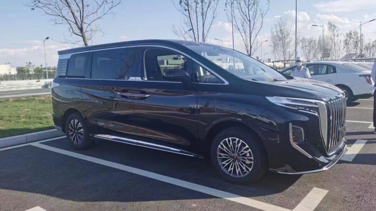 В Китае замечен первый минивэн фирмы Hongqi хунцы 4