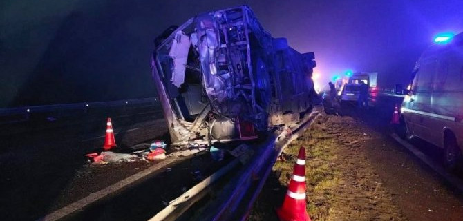 На трассе «Дон» опрокинулся автобус, пострадали 15 человек
