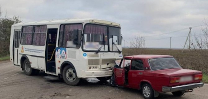 В Воронежской области столкнулись пассажирский автобус и легковой автомобиль