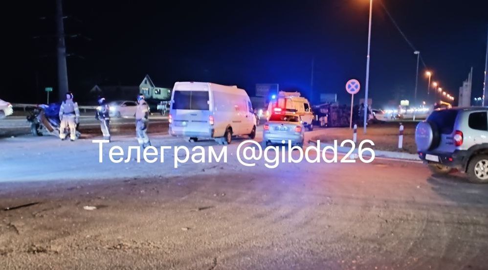 В Ставрополе маршрутка въехала по очереди в три попутные машины, есть пострадавшие Ст-ДТП3