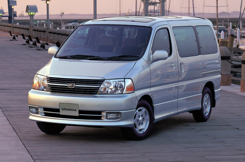 Параллельный импорт: в России впервые появились люксовые минивэны Toyota Granvia гранвиа 3