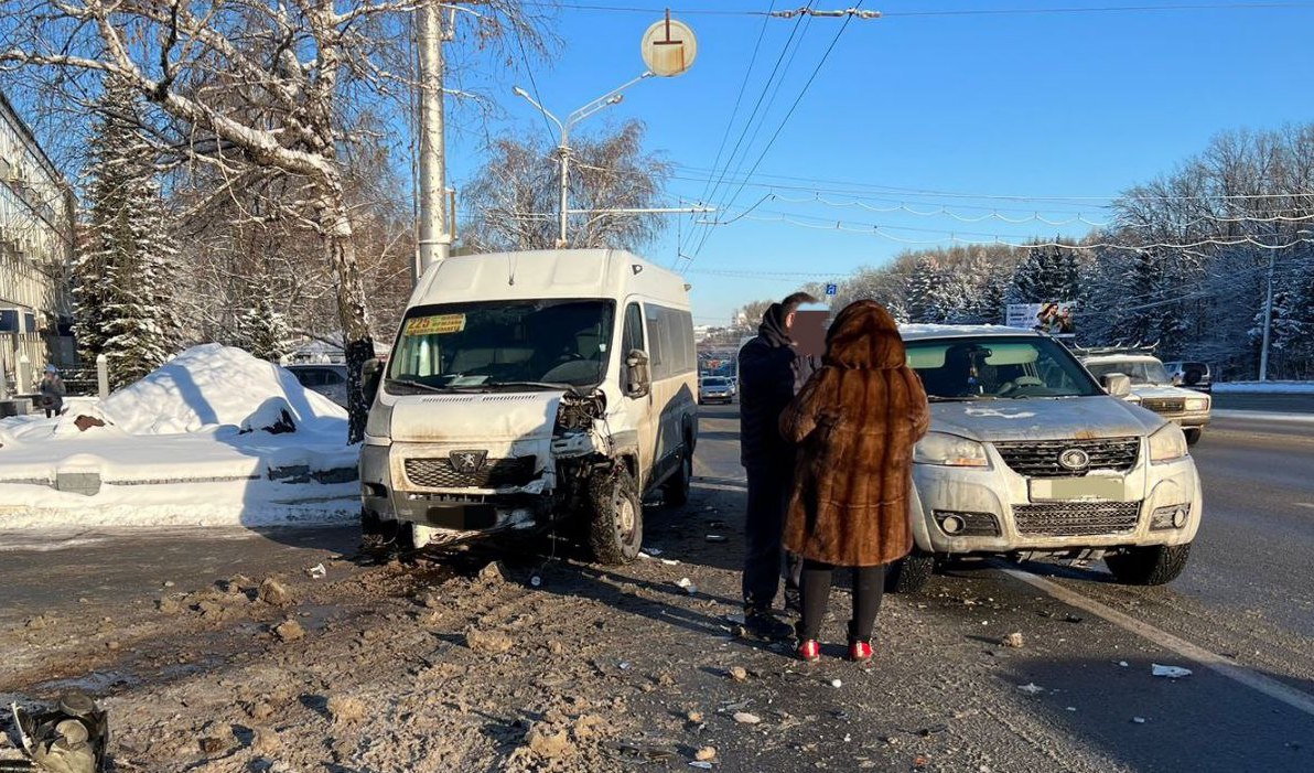В Уфе столкнулись маршрутка и внедорожник, медпомощь потребовалась пассажирке Уфа