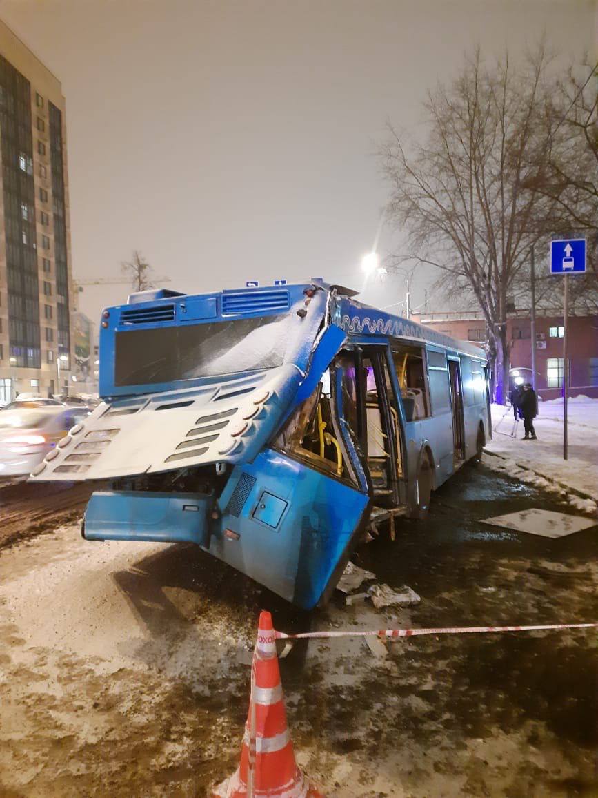 Автобус врезался в столб на Люблинской улице в Москве, пострадали 13 пассажиров, среди них 5 детей Люблинская