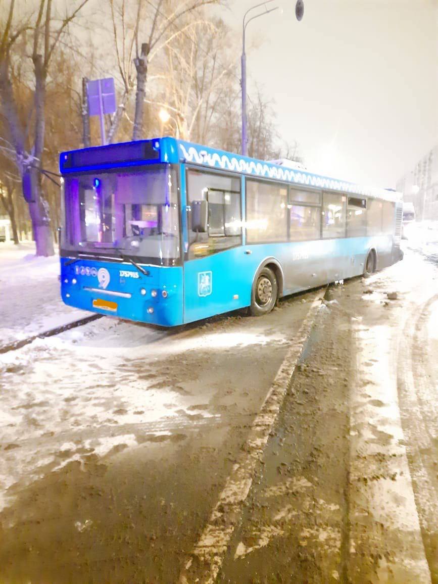 Автобус врезался в столб на Люблинской улице в Москве, пострадали 13 пассажиров, среди них 5 детей Люблинская1jpg