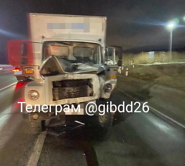 В ДТП с участием грузового автомобиля, микроавтобуса и легковой машины на Ставрополье погиб один человек Газель2