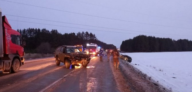 Два внедорожника столкнулись на трассе Чистополь - Нижнекамск, один из водителей погиб