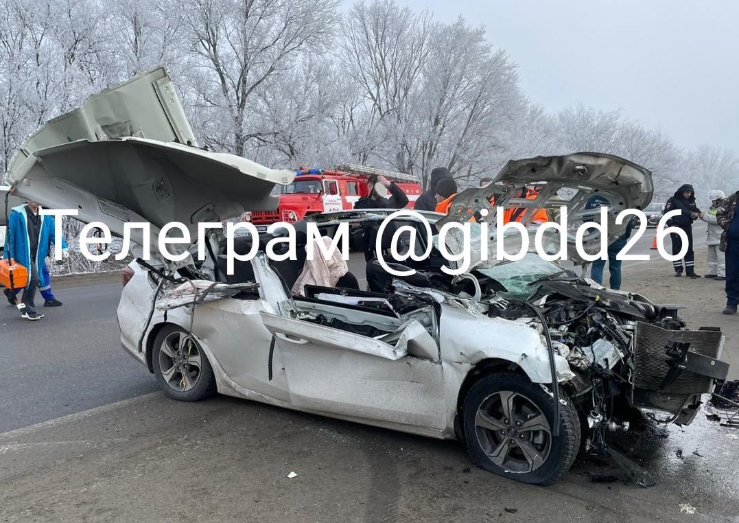 На трассе «Кавказ» легковой автомобиль въехал в грузовик, один человек погиб Ставрополье