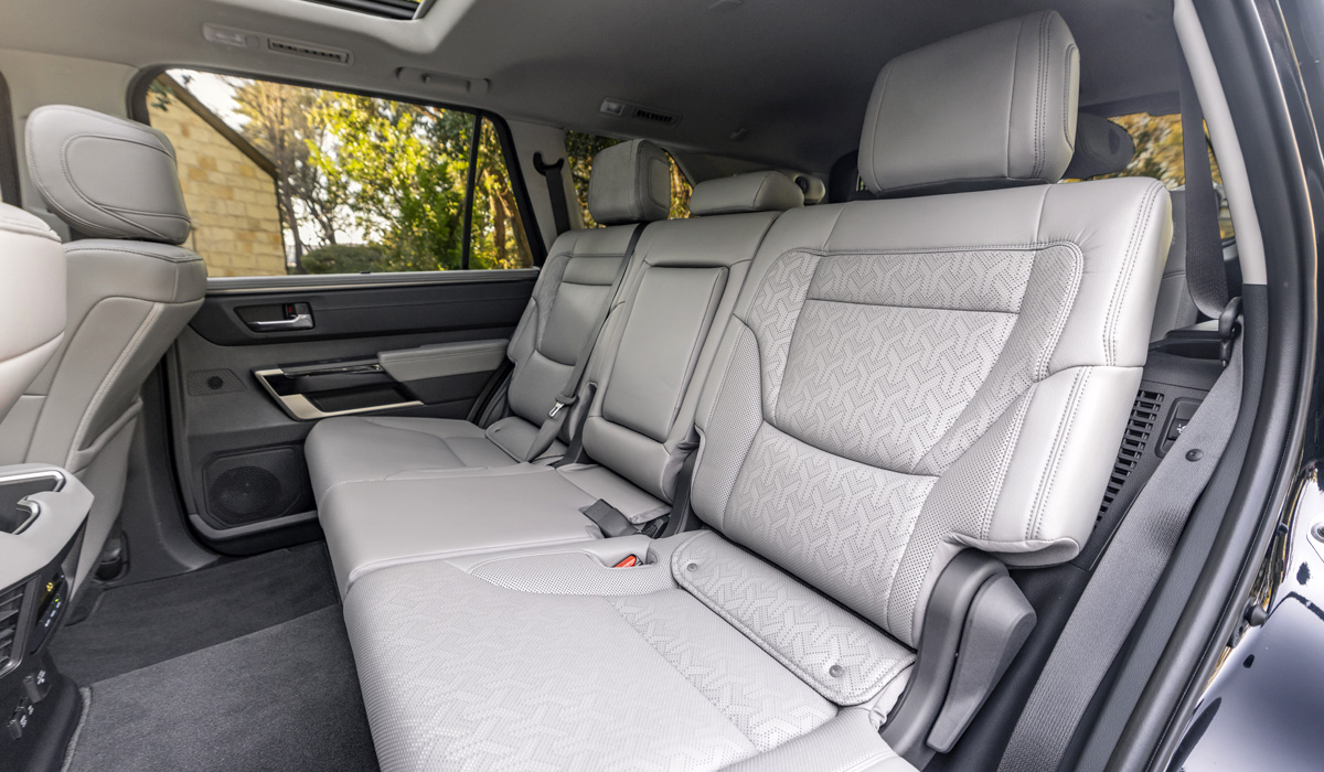 На авторынке нашей страны появились огромные внедорожники Toyota Sequoia секвоя 5
