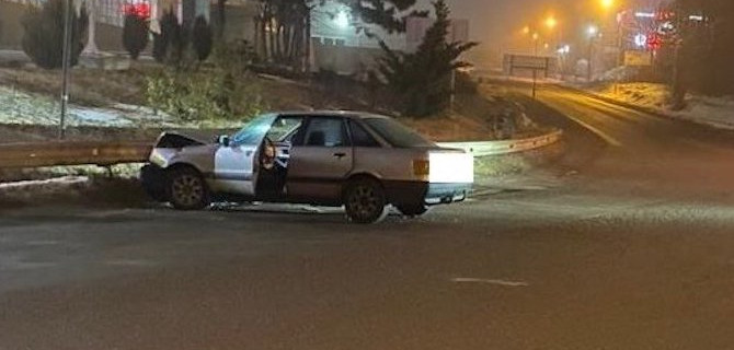 В Пятигорске «Ауди» въехал в дорожное ограждение, один человек погиб