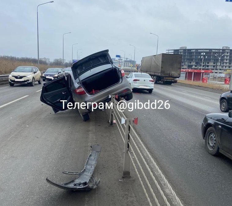 В Минеральных Водах легковушка после столкновения с тягачом повисла на ограждении Минводы