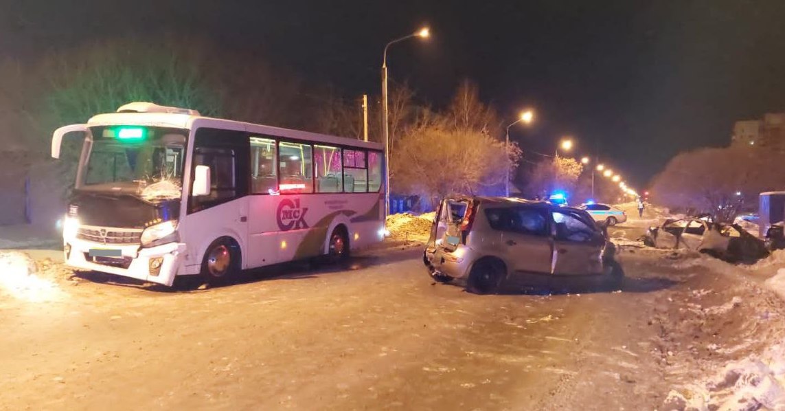 В Омске после ДТП с двумя иномарками и автобусом одна из машин сгорела, водитель погиб Омск1