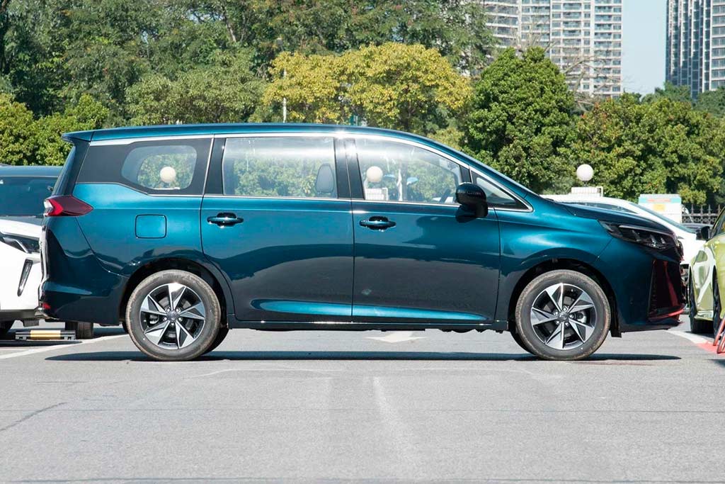Начались российские продажи премиальных минивэнов GAC Trumpchi M6 гак 3