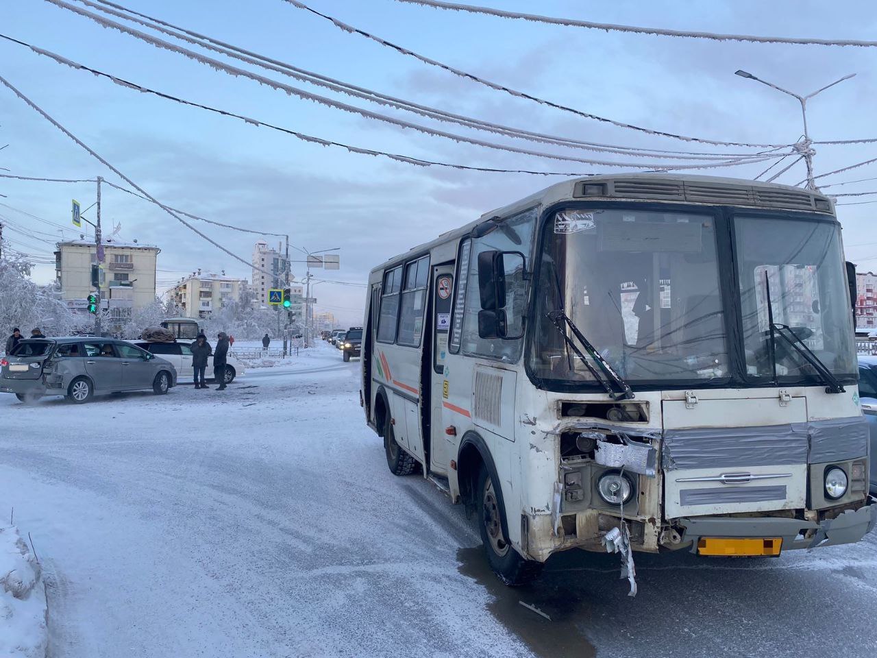 В Якутске автобус столкнулся с двумя «Тойотами», пострадали двое детей Якутск