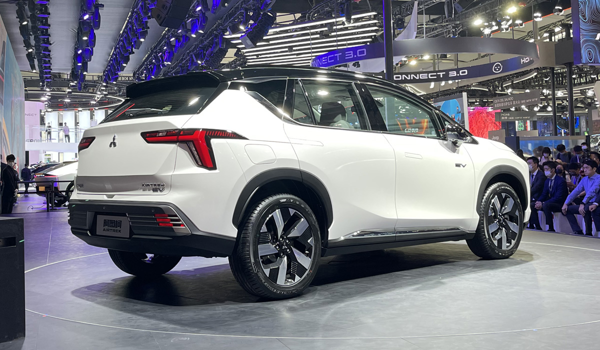 В российских автосалонах появились электромобили Mitsubishi Airtrek мицу 2