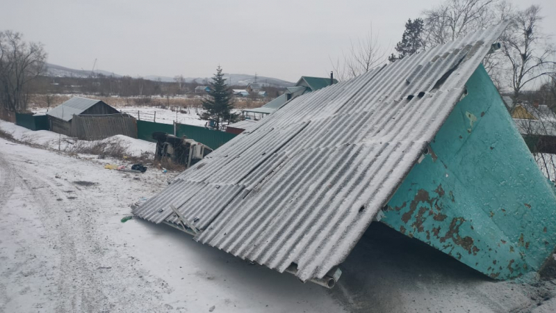 В Приморье иномарка врезалась в автобусную остановку и опрокинулась в кювет. В ДТП пострадал пожилой пешеход Приморский