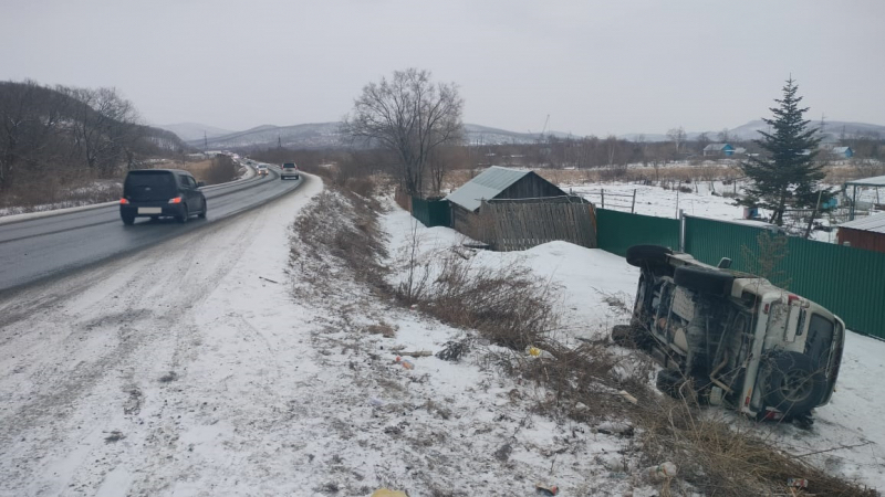 В Приморье иномарка врезалась в автобусную остановку и опрокинулась в кювет. В ДТП пострадал пожилой пешеход Приморский2
