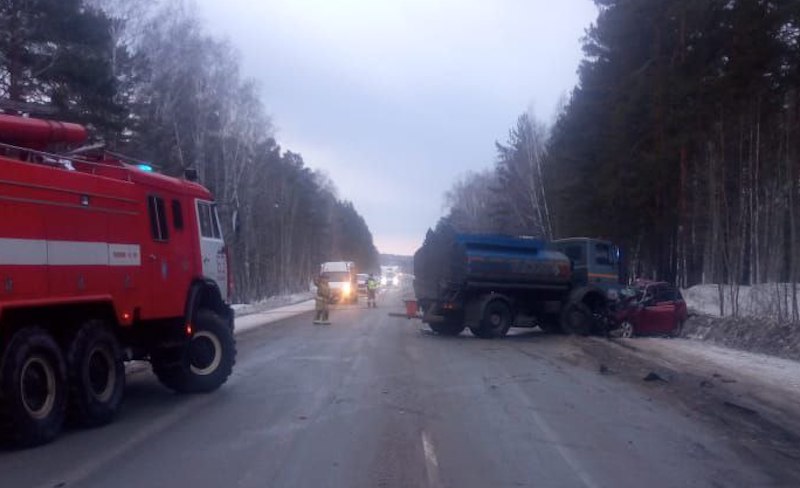 В ДТП с бензовозом в Новосибирской области погибли автомобилистка и ее пассажир В ДТП с бензовозом в Новосибирской области погибли автомобилистка и ее пассажир