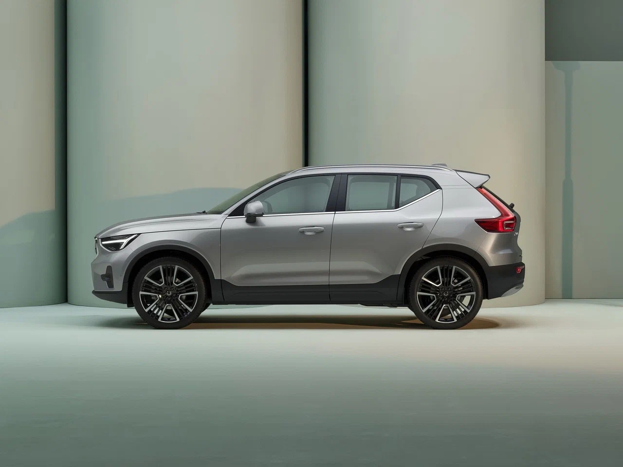 На российский авторынок вернулись кроссоверы Volvo XC40 вольво 3