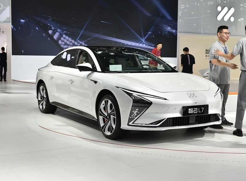 На российском авторынке появились люксовые электроседаны Zhiji L7 жи 1