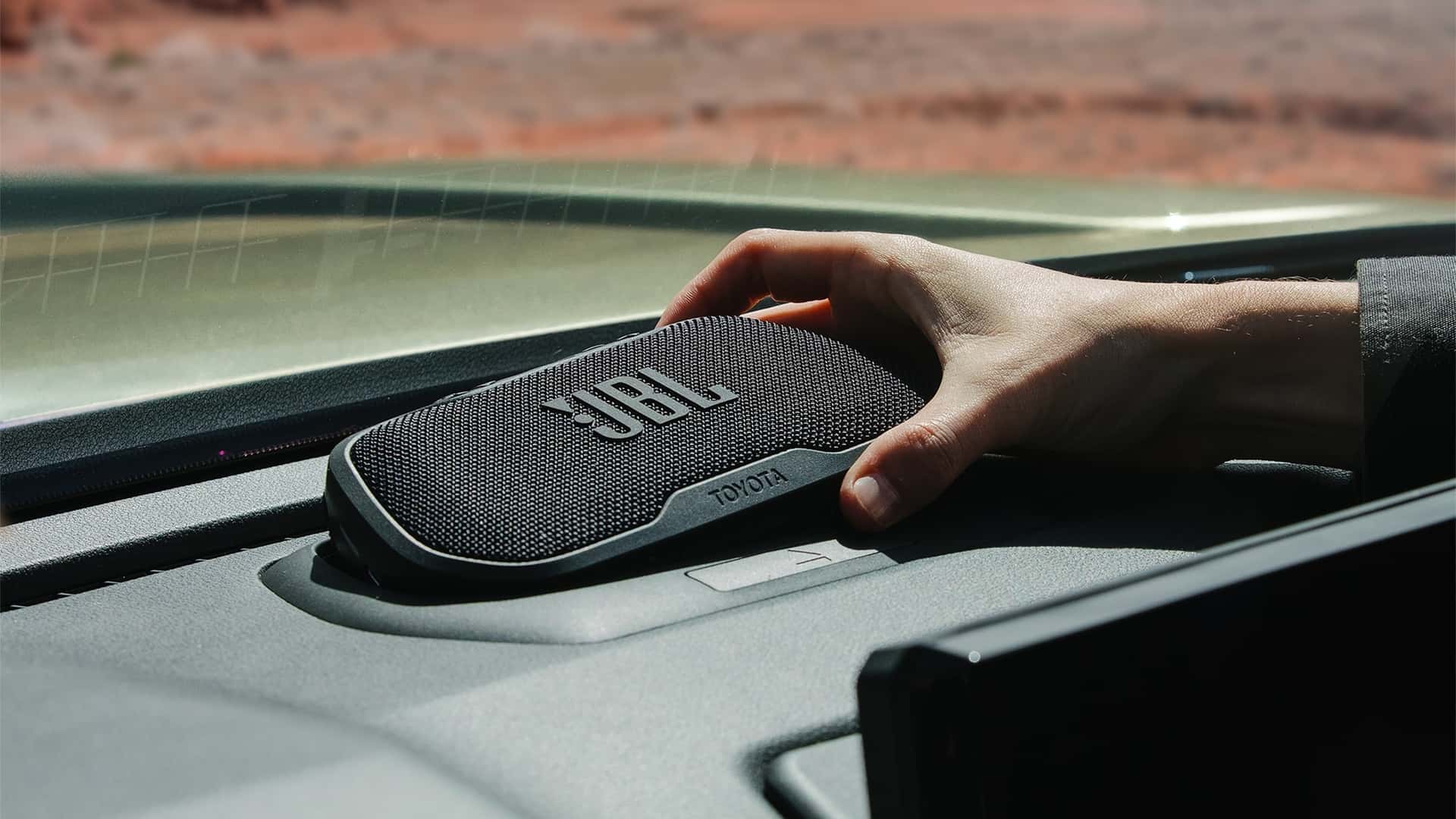 JBL Flex на передней панели в салоне Toyota Tacoma 2024