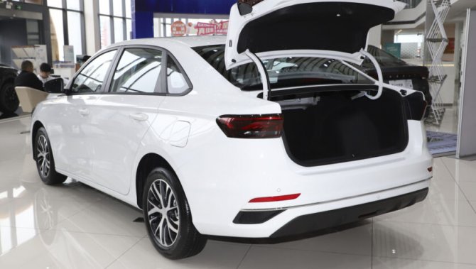 В России подешевели седаны Geely Emgrand 7 джили 3