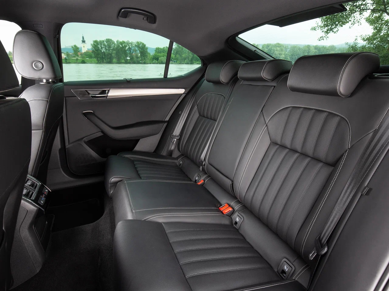 На российском авторынке вновь продаются лифтбеки Skoda Superb шкода 8